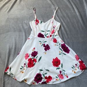NEVER WORN - Old Navy Fit and Flare White Floral Dress - M